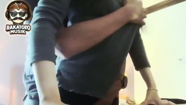 lagi asik main hp tiba di sodok dari belakang