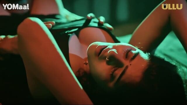 Bf ne apni sexy gf ko cheating karte huye pakda. Sexy gf ne babuji ka bada land ghusaya apna gand main.  Ullt indian web series.  Taras episode 6.