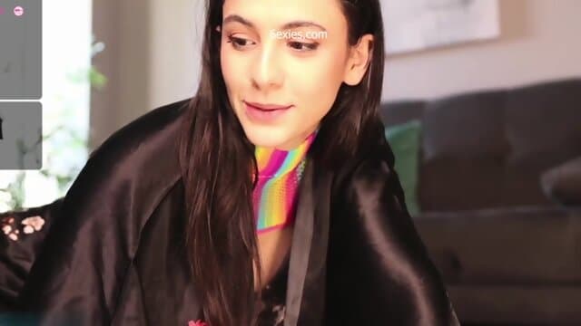 Gia Baker masturbiert mit Vibrator und Fickmaschine