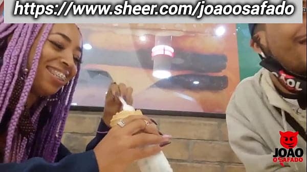 Amostrando a buceta no shopping