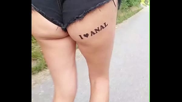Ich beim Spaziergang mit Ich liebe anal tattoo ...