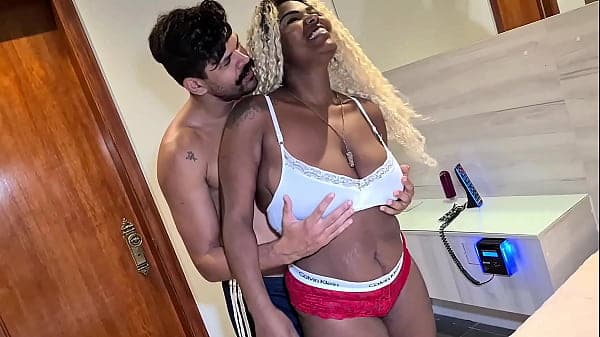 Sexo amador interracial com a garota de program...