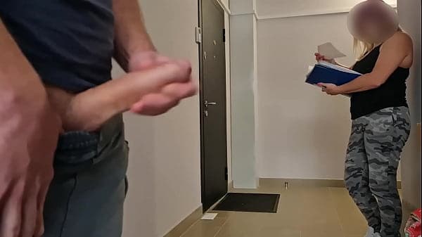 Une femme sexy et sexy m'a attrapé pendant que je me branlais en public. Elle était totalement choquée et elle a eu une surprise. Elle a une chatte et un trou du cul vraiment serrés et veut toucher