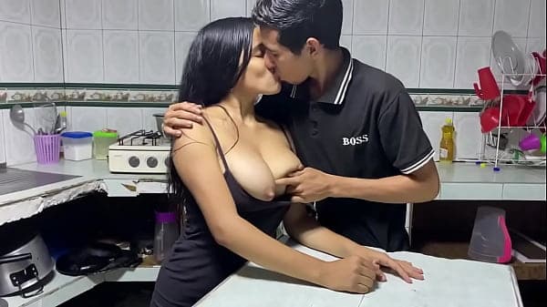 le ordeño la polla grande a mi prim y trago su leche.