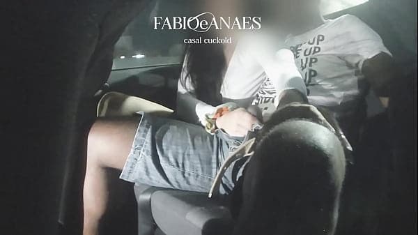 Comedor dotado com na esposa dentro do carro enquanto o marido guia até o motel (Teaser) ( fabioeanaes.com )