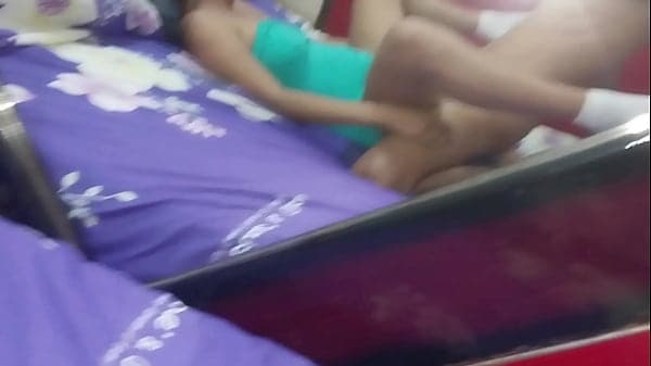 El vecino se quita el cond&oacute;n y se corre en mi c...