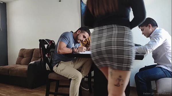 Maestra seduce a alumno y termina cogida por to...