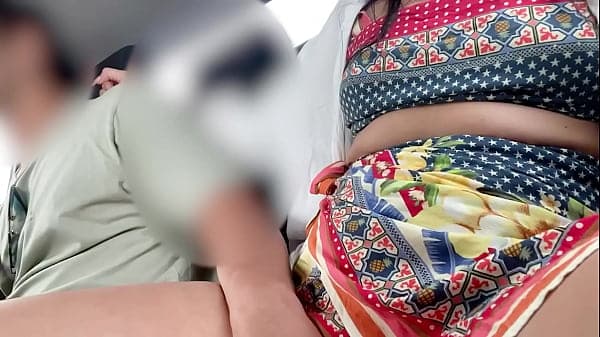 SAfada exibe buceta dentro do UBER, em publico ...