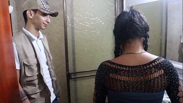 PLOMERO LLEGA ARREGLARME LA TUBERIA, PERO NO TENOG DINERO Y LE PAGO CON MI VAGINA Y ME FOLLA MUY RICO
