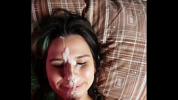 Трахнул сводную сестру в рот, принимает сперму на лицо