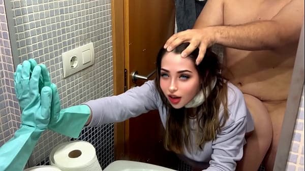 Mi padrastro me folla en el baño cuando limpiaba , me deja sin aire de tanto sexo,disfruto mucho cuando tengo sexo prohibido