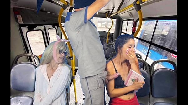 Trabalhador tira pau pra fora e encoxa mulheres...