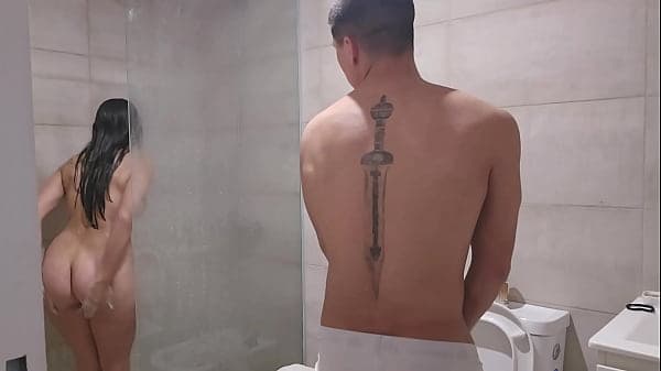 Le escondo la toalla a mi hermanastra solo como...