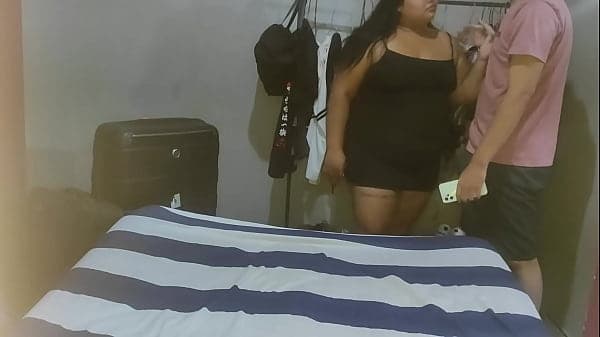 Espiando a mi t&iacute;a mientra ella se cambia de rop...