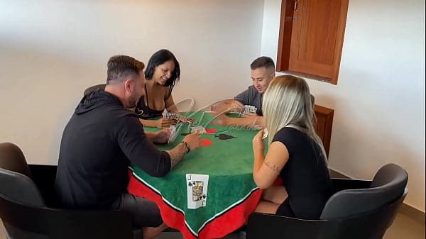 Um jogo de cartas acabou em troca de casal com ...