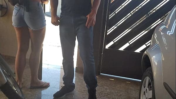Vizinha gostosa de shortinho jeans provocando o...