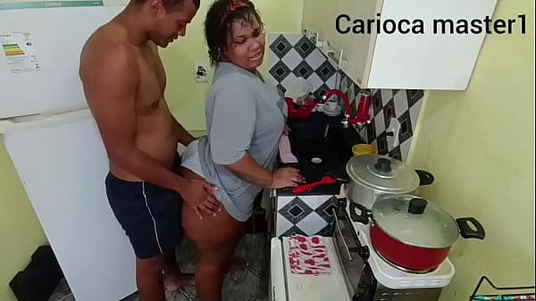 Marido chega para almo&ccedil;ar e fode mulher em quan...