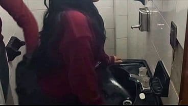 ESTUDIANTES CAPTADOS FOLLANDO EN EL BA&Ntilde;O DE UNA...