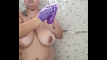 Pillada en la ducha: Luna se enjabona sus grand...