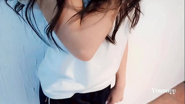 Sexy colegiala, le bajan su short del colegio y...