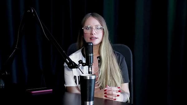 Começou como modelo depois de se fazer ser demitida, fez vídeos de sexo hot, a família aceita bem, e quando gravou com mulheres... - Naty Varga (SHEER/RED)