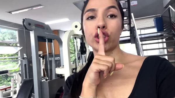 Chorros intensos de sexy chica en el ba&ntilde;o del g...