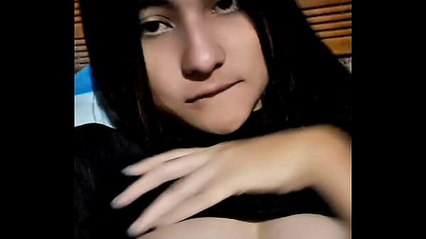 Yulieth G&oacute;mez se toca y presume sus grandes tetas