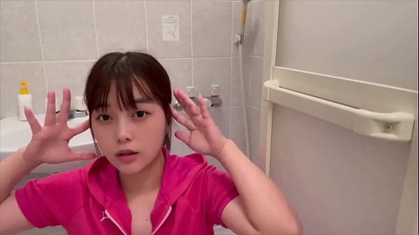 学校では大人しい大学生だけど家では至る所でオナ...